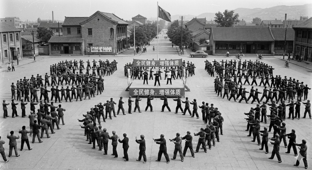 大衆化の象徴である簡化太極拳の集団演武の様子。